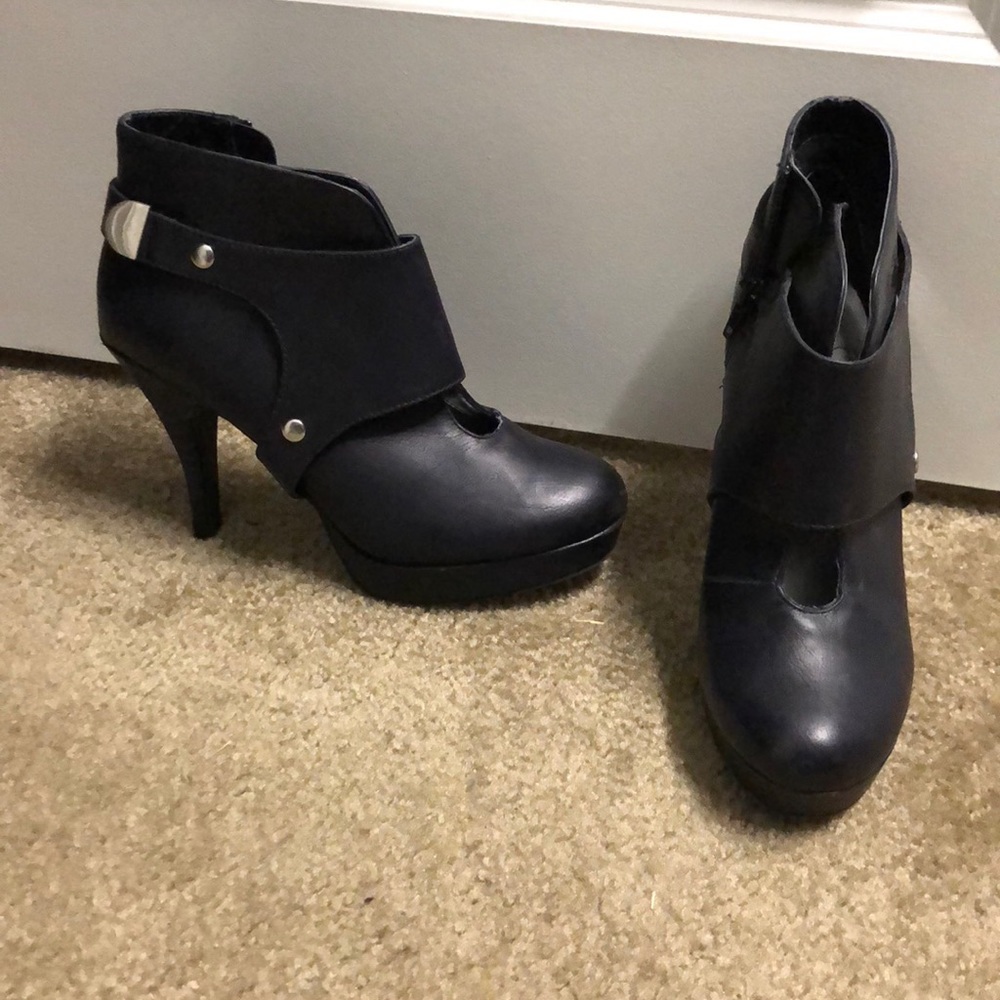Super CUTE leather booties